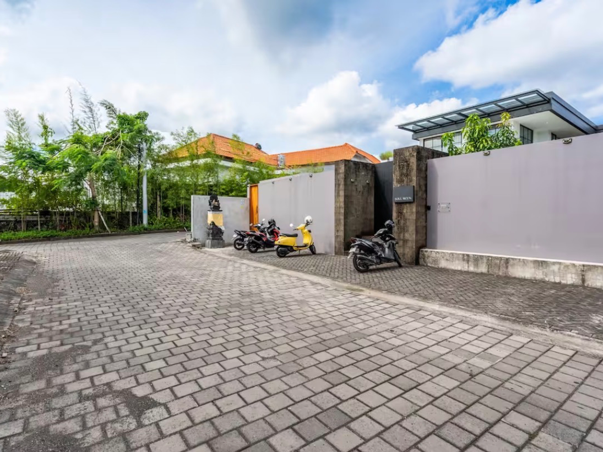 BRUTALIST TROPICAL VILLA – 5 BEDROOMS – UMALAS — 5-bedroom villa for sale in Umalas, Bali (photo 34)