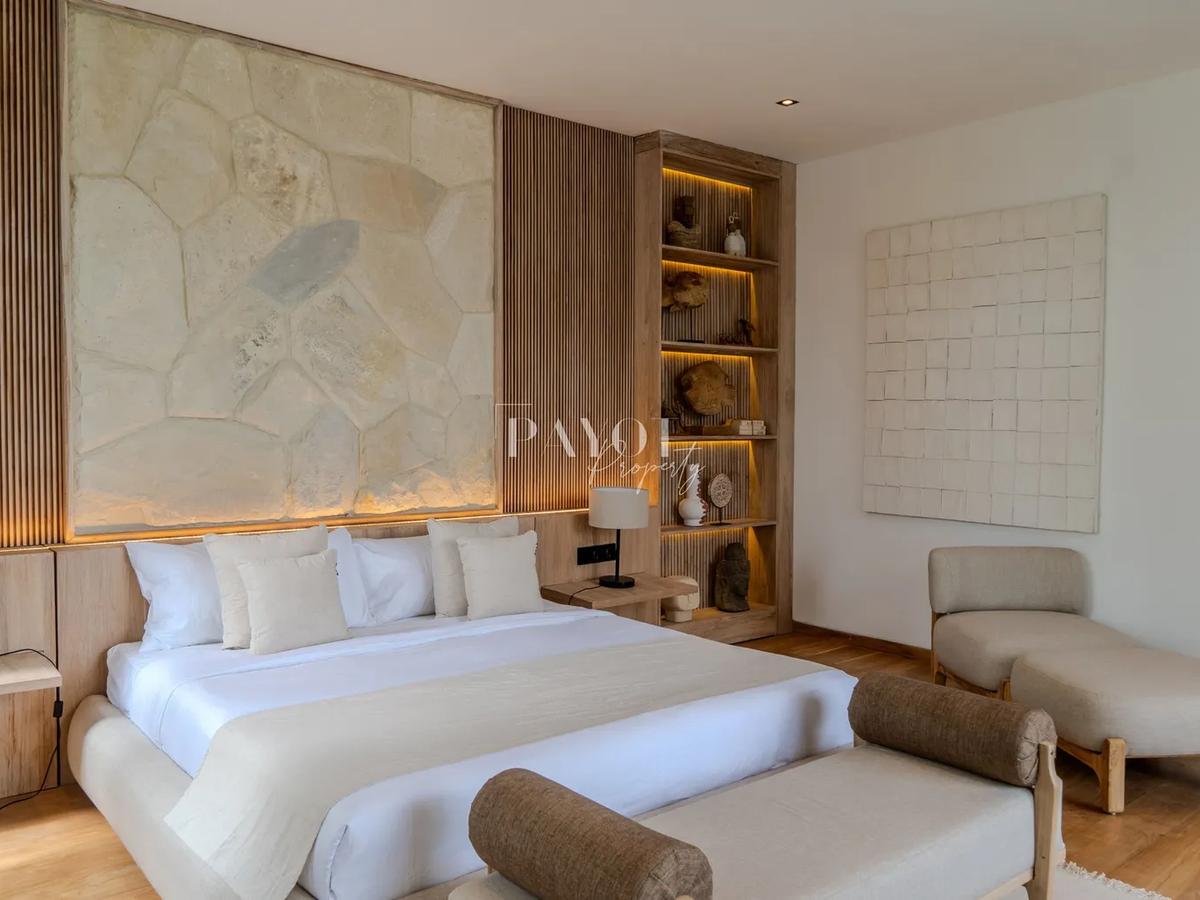 Striking Contemporary Hideaway - 15