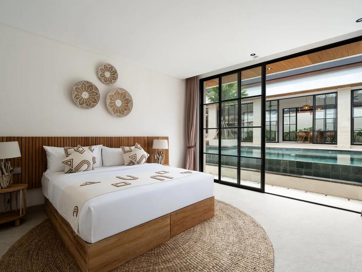 Contemporary Poolside Villa Retreat - 11