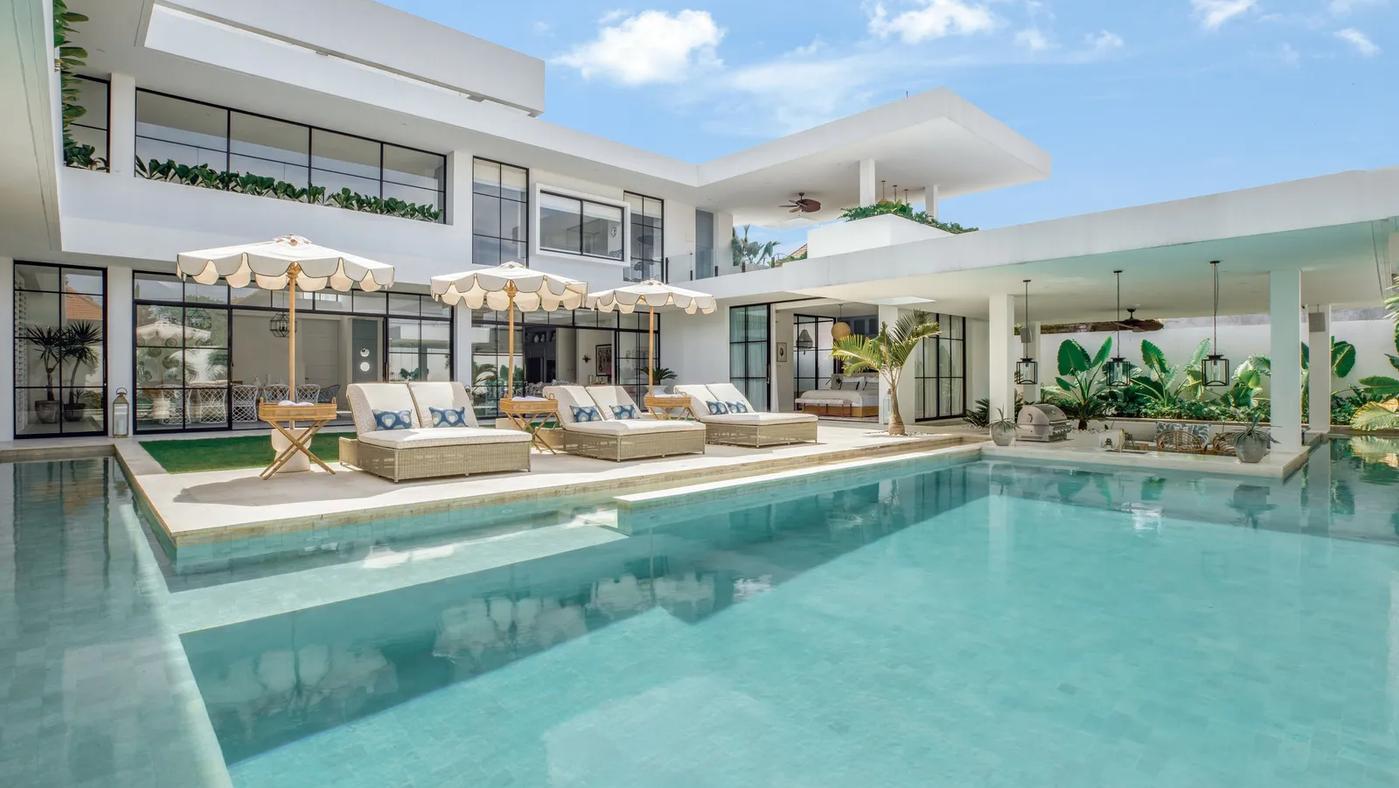 Modern Coastal Elegance Villa - Photo 1