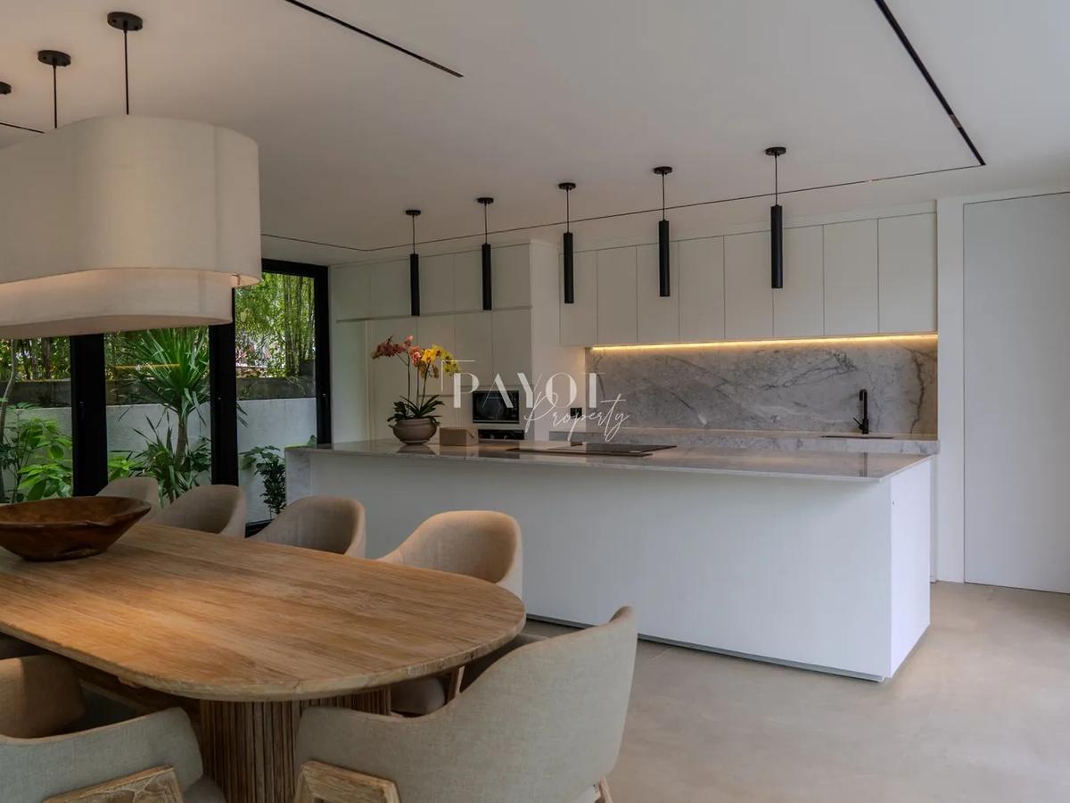 Striking Contemporary Hideaway - 11