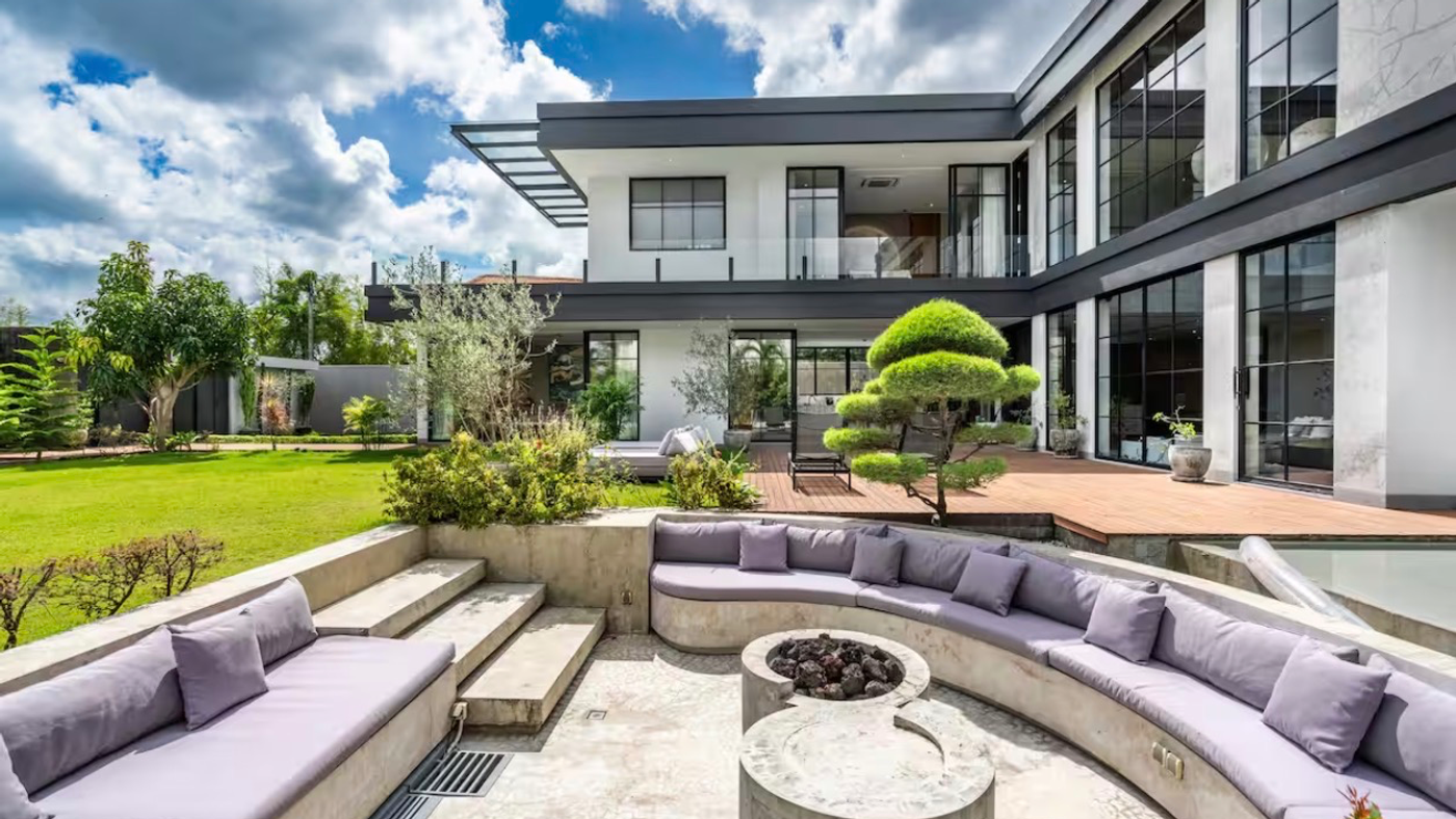 BRUTALIST TROPICAL VILLA 5 BEDROOMS UMALAS — 5-bedroom villa for sale in Umalas, Bali