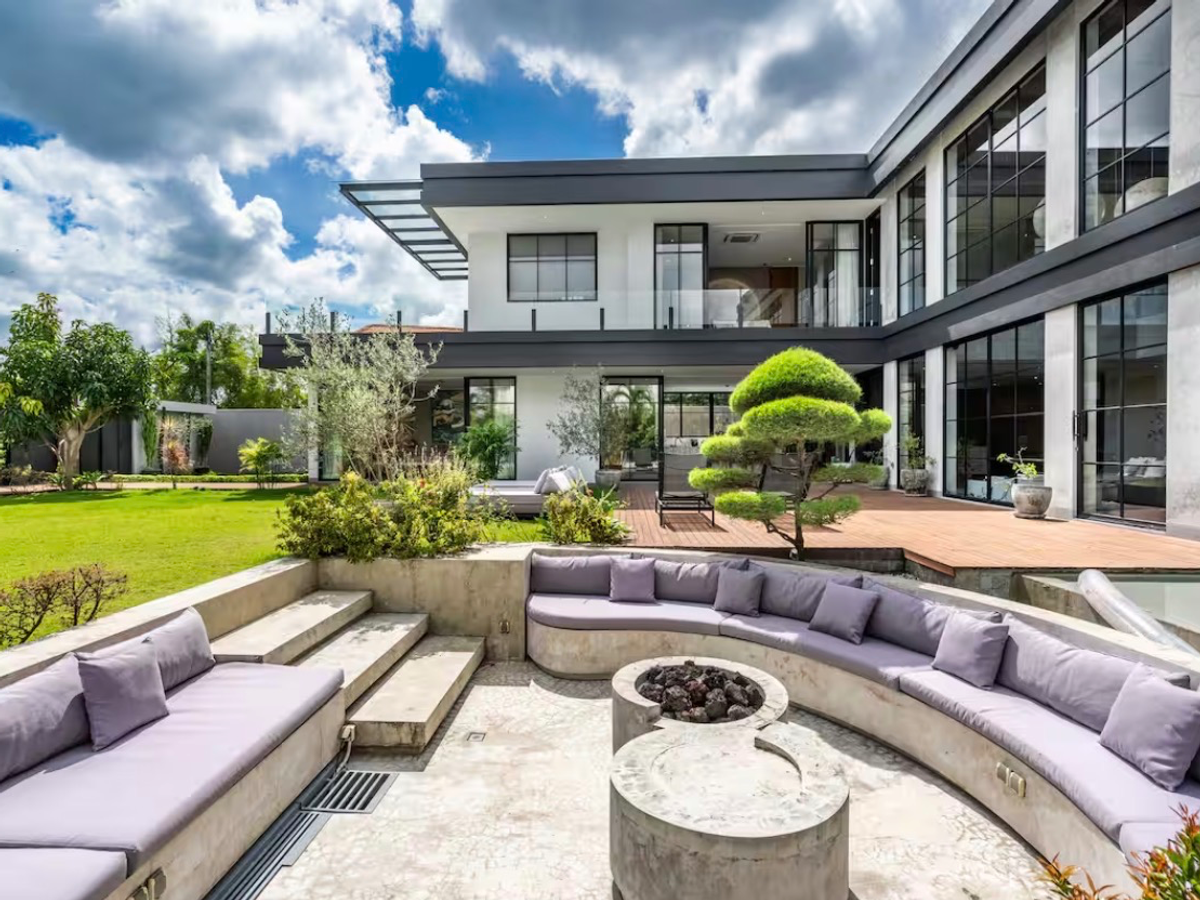 BRUTALIST TROPICAL VILLA – 5 BEDROOMS – UMALAS — 5-bedroom villa for sale in Umalas, Bali