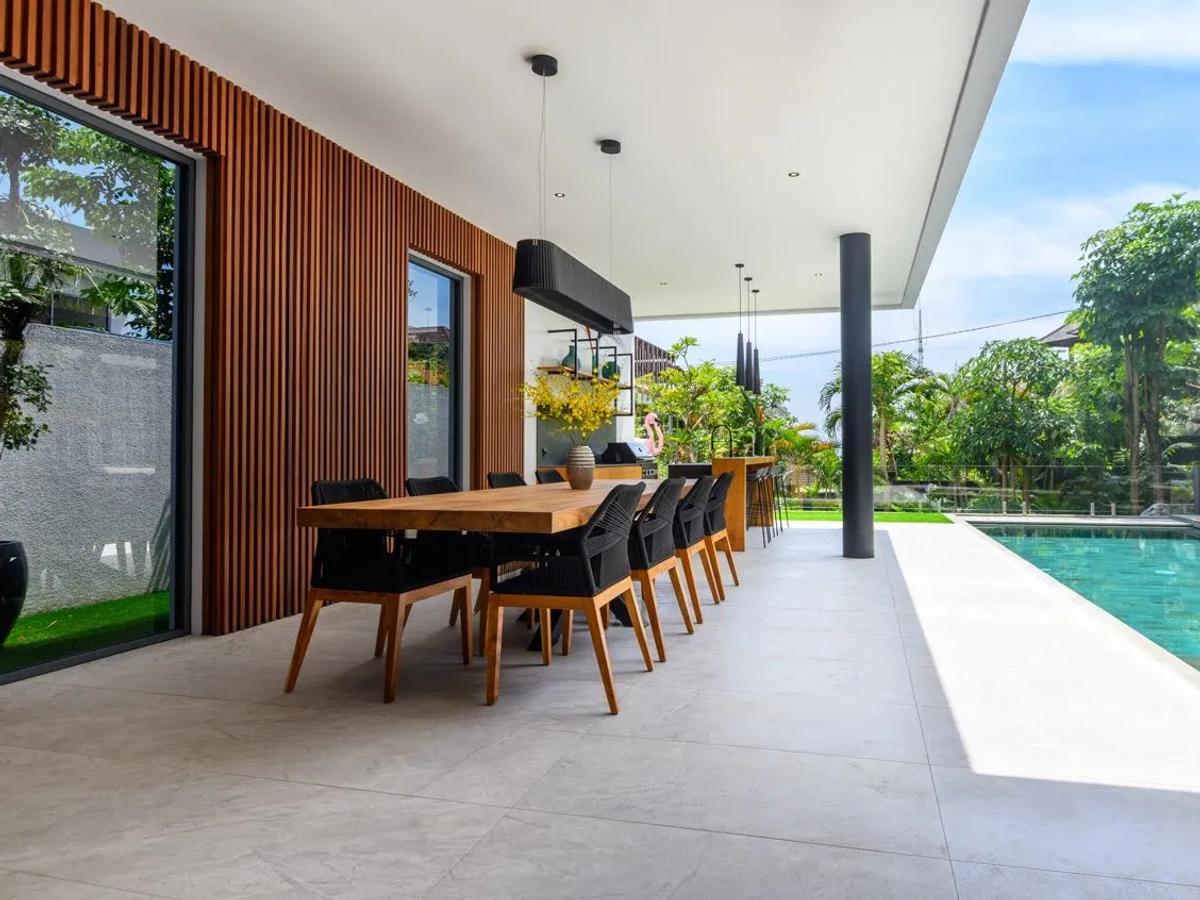 Modern Elegant White Villa - 13