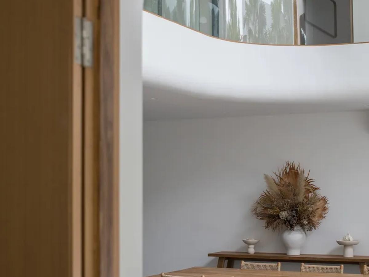 Curved Architectural Villa - 6