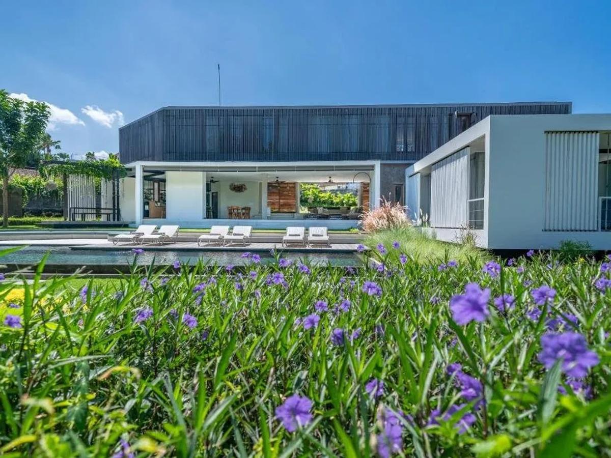 Stunning Architectural Villa With Garden - 10