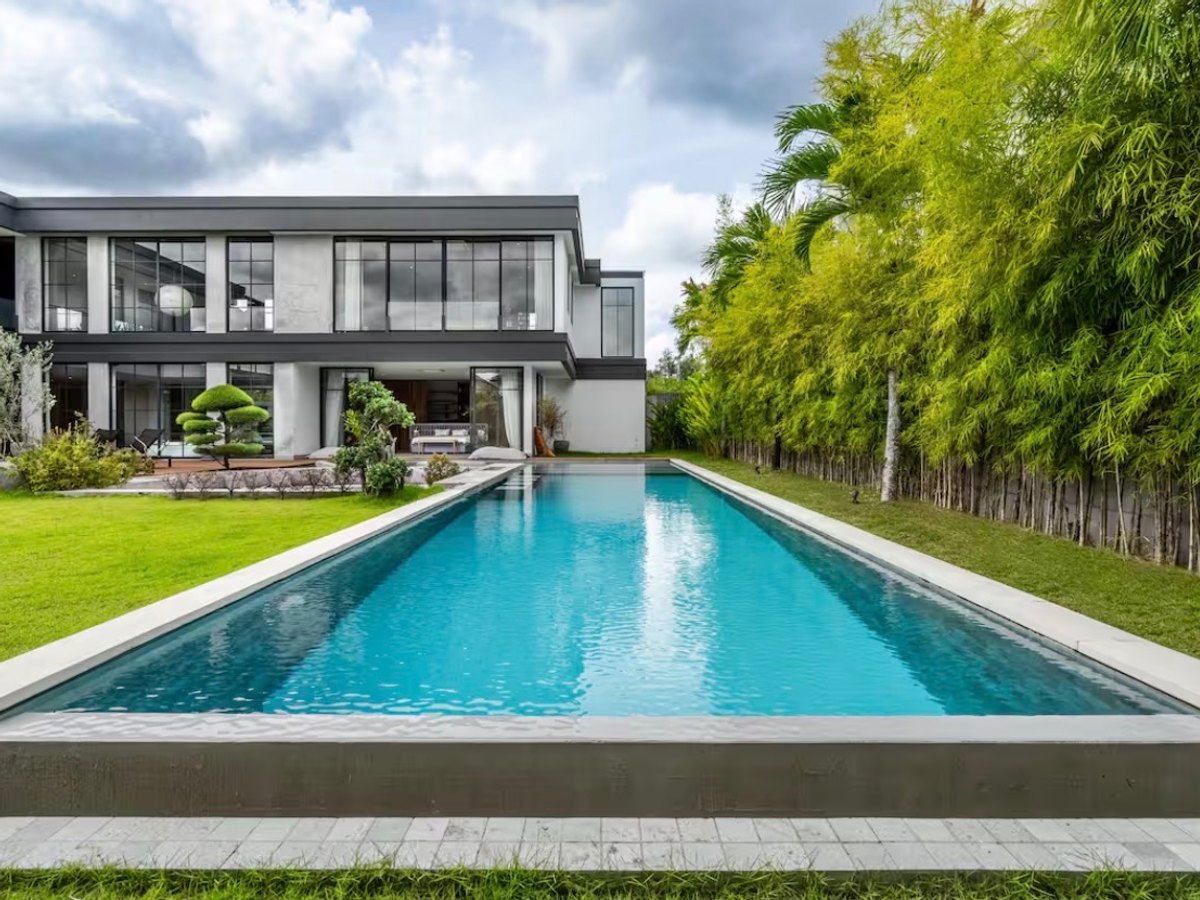 BRUTALIST TROPICAL VILLA – 5 BEDROOMS – UMALAS — 5-bedroom villa for sale in Umalas, Bali (photo 3)