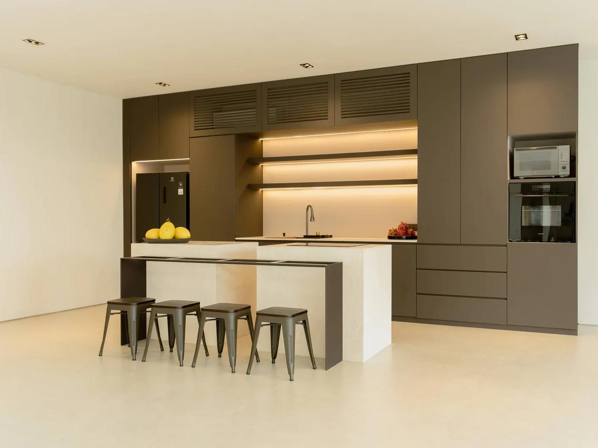 Bold Lines & Natural Textures Villa - 13