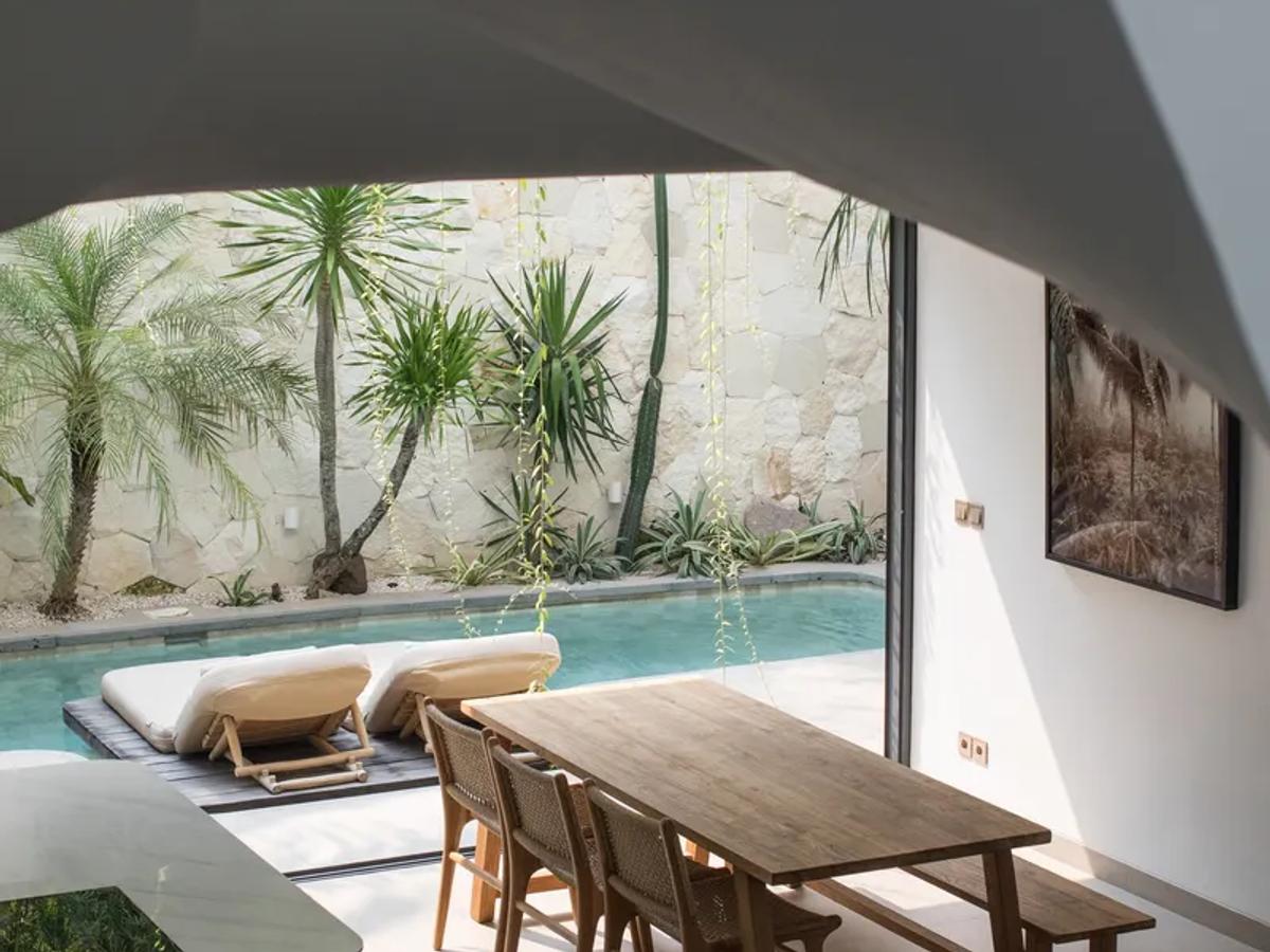 Curved Architectural Villa - 13