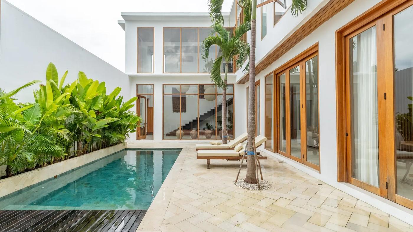 Refined Villa - Photo 1