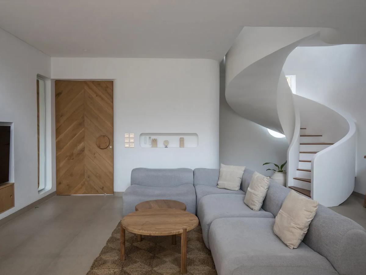 Curved Architectural Villa - 11