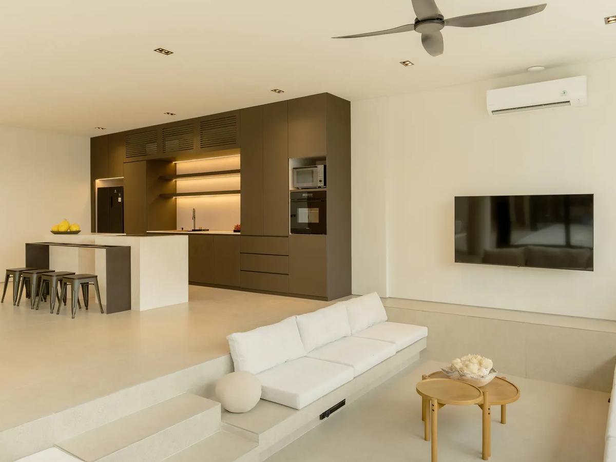 Bold Lines & Natural Textures Villa - 15