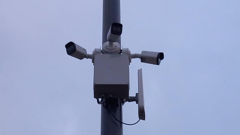 Tri IP kamere na stupu iznad parkirališta s razvodnom kutijom