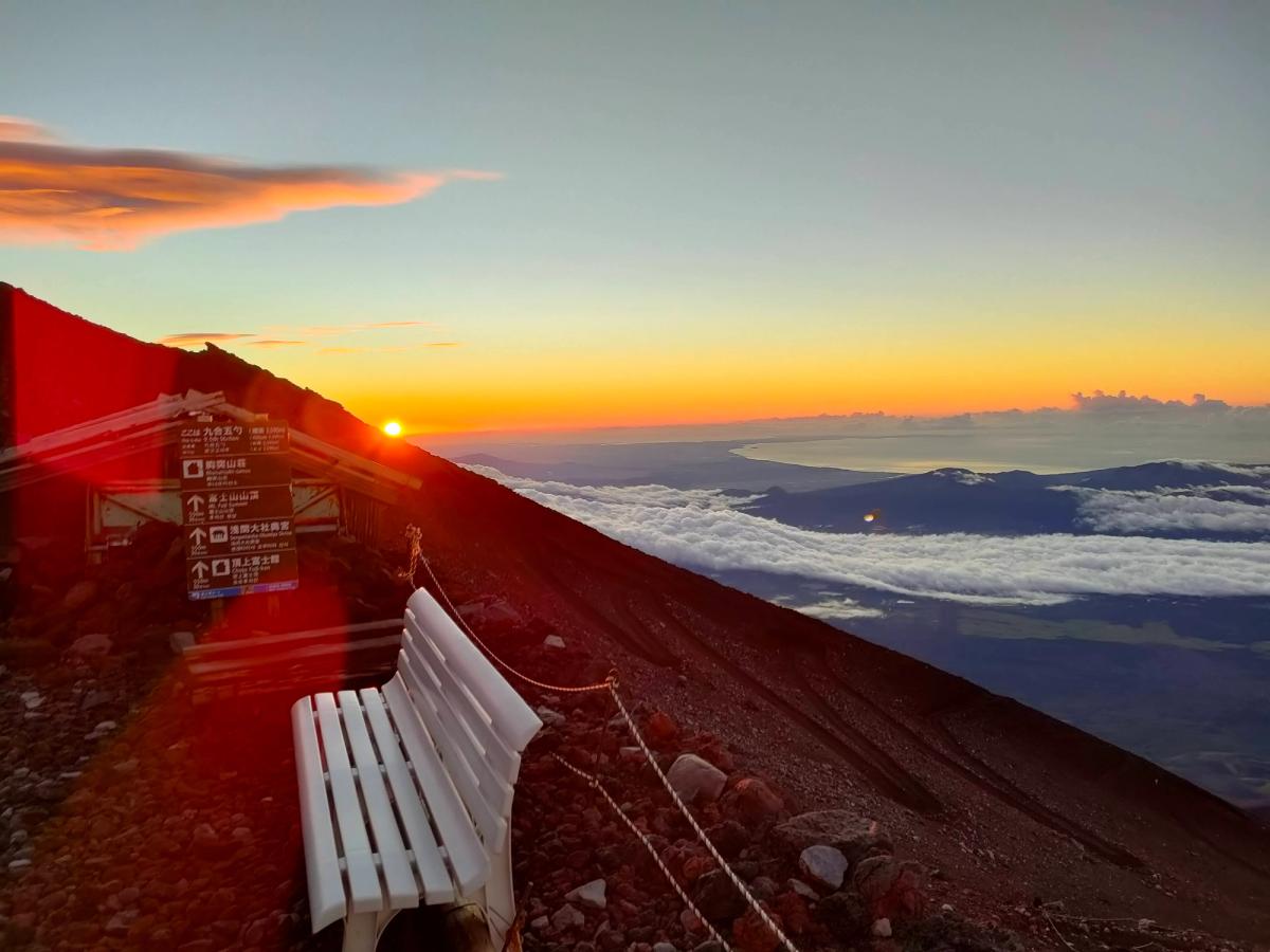 胸突山荘から望む御来光