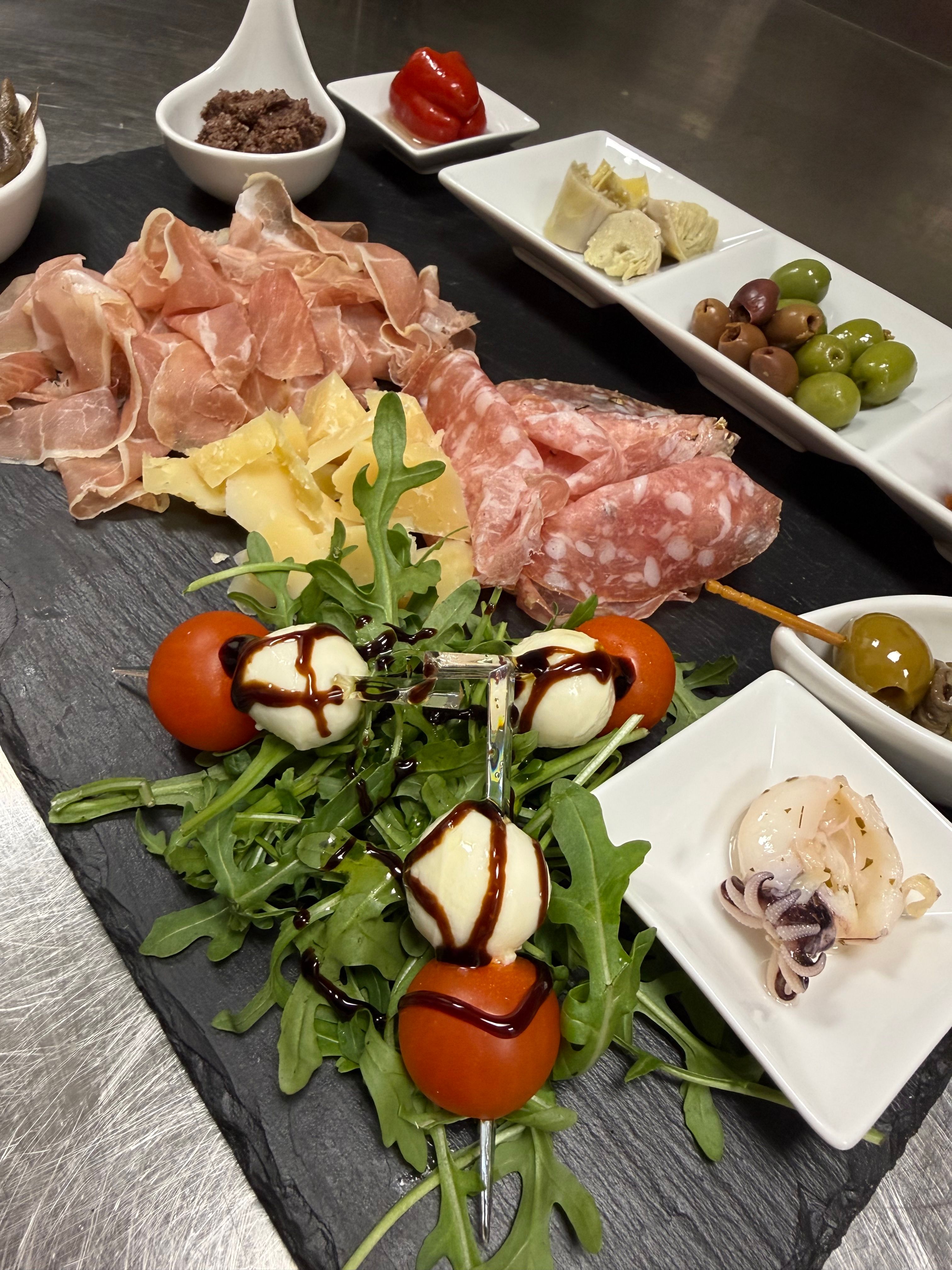 Mediterraner Mix – kleine Platte mit Prosciutto, Fisch, Oliven, Käse und Antipasti, Porto Bar Gratwein