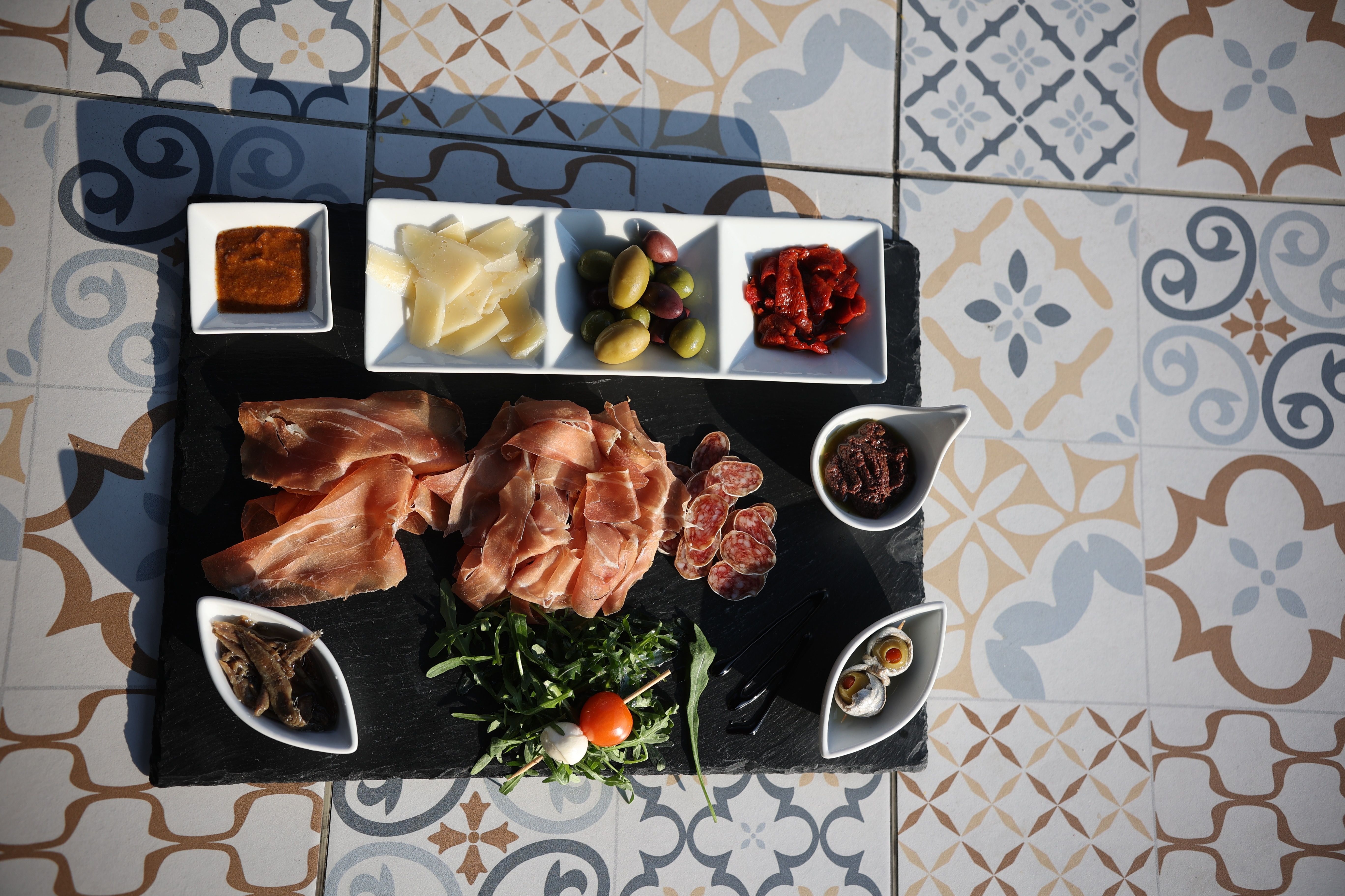 Mediterraner Mix für 2 – Große Sharing-Platte mit Prosciutto, Salami, Oliven, Käse und Antipasti, Porto Bar Gratwein