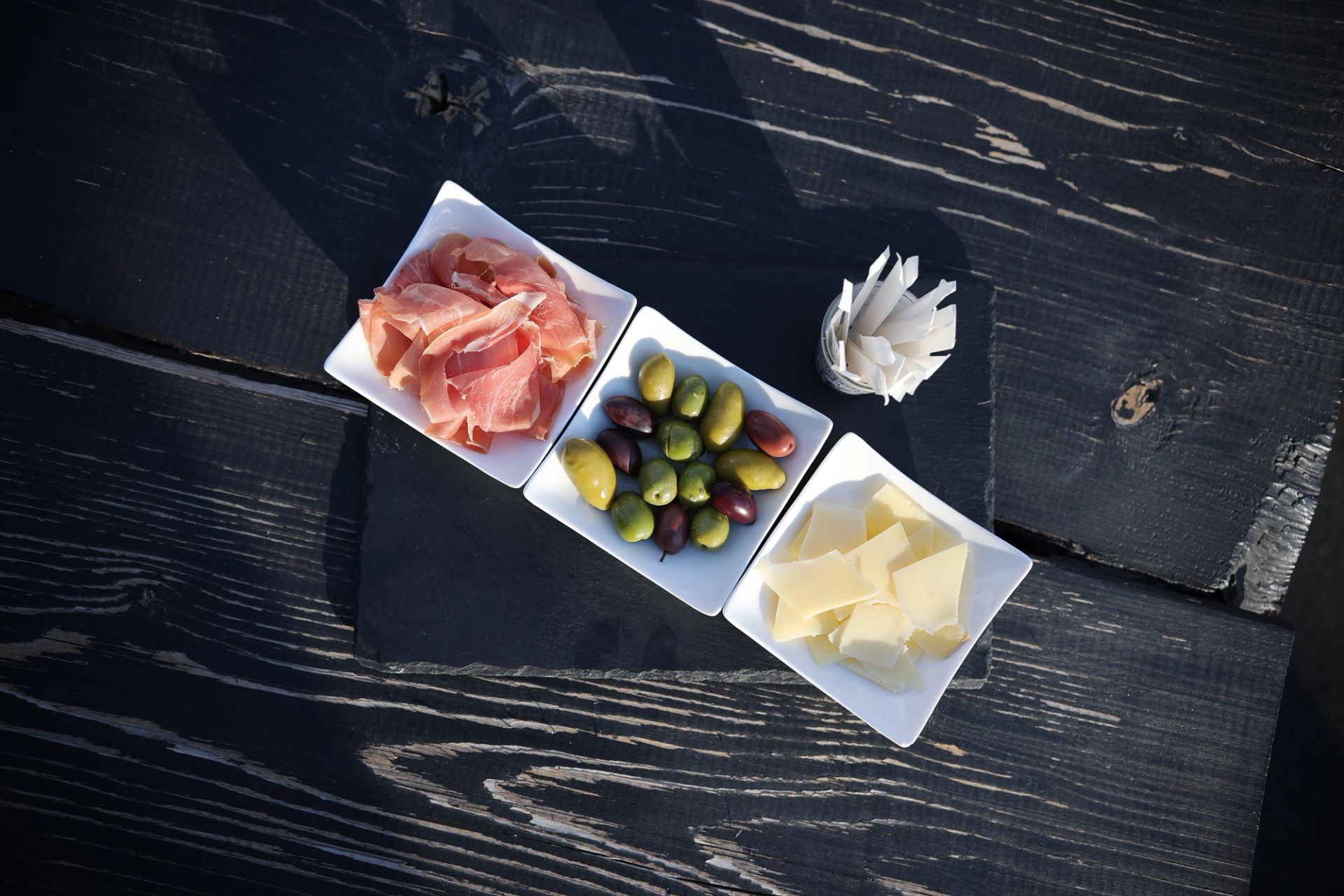 Appetizer – Prosciutto, Oliven und Parmesankäse im Dreierschalen-Set, Porto Bar Gratwein-Straßengel