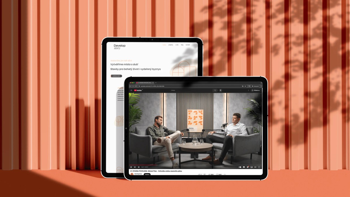 Mockup podcast na tabletu