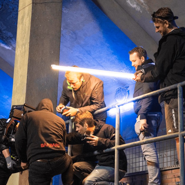 filmový štáb při práci se světlem