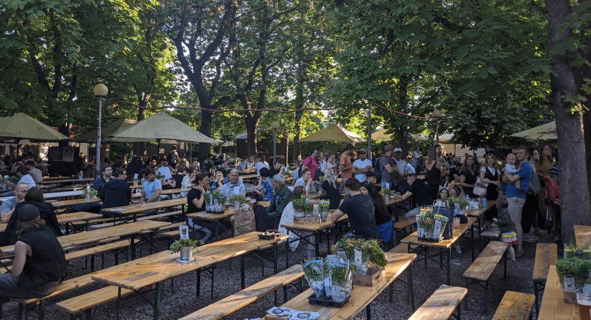 Open Air Pub v Riegrových sadech