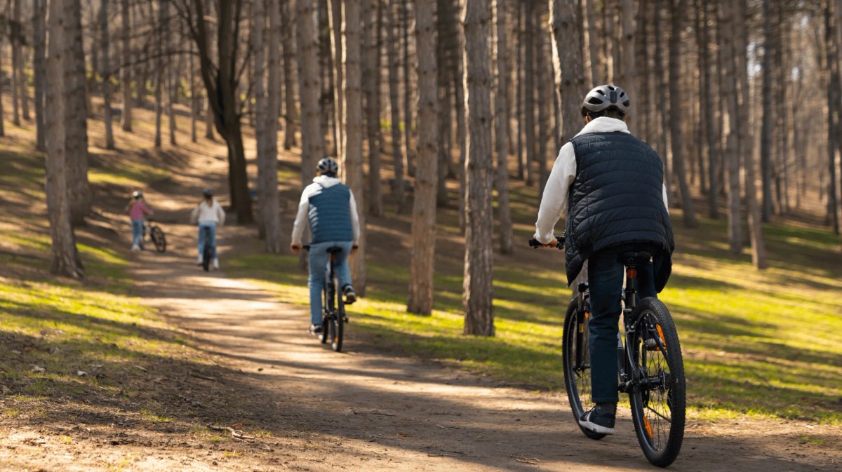 Dva cyklisti na lesní cestě na kolech Olpran