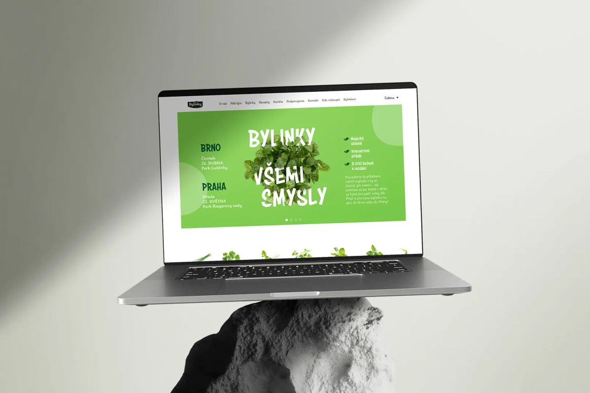 mockup notebooku s náhledem webu