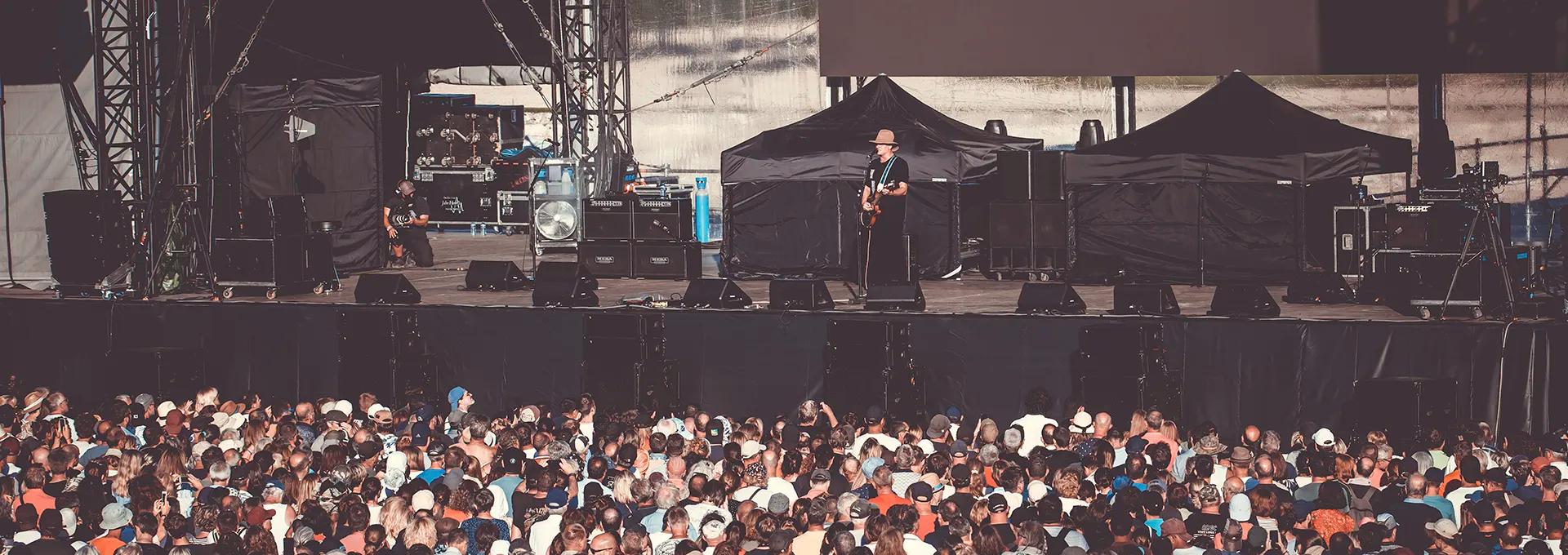 Joe Sumner à la guitare sur scène, devant le public de Chambord Live
