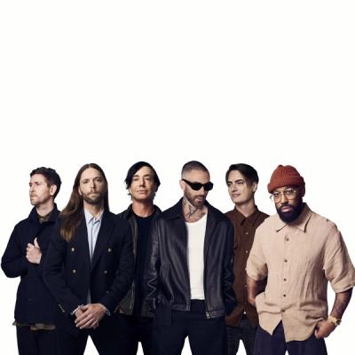 Les six membres de Maroon 5 posant côte à côte sur fond blanc