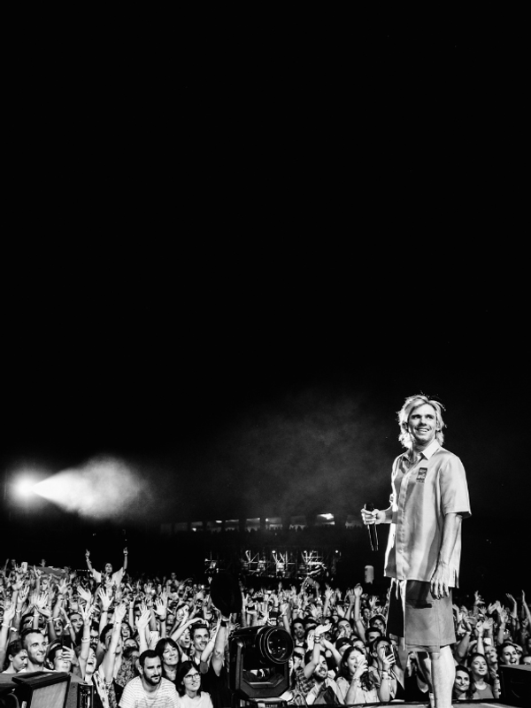 Orelsan sur scène face au public de Chambord Live, image en noir et blanc