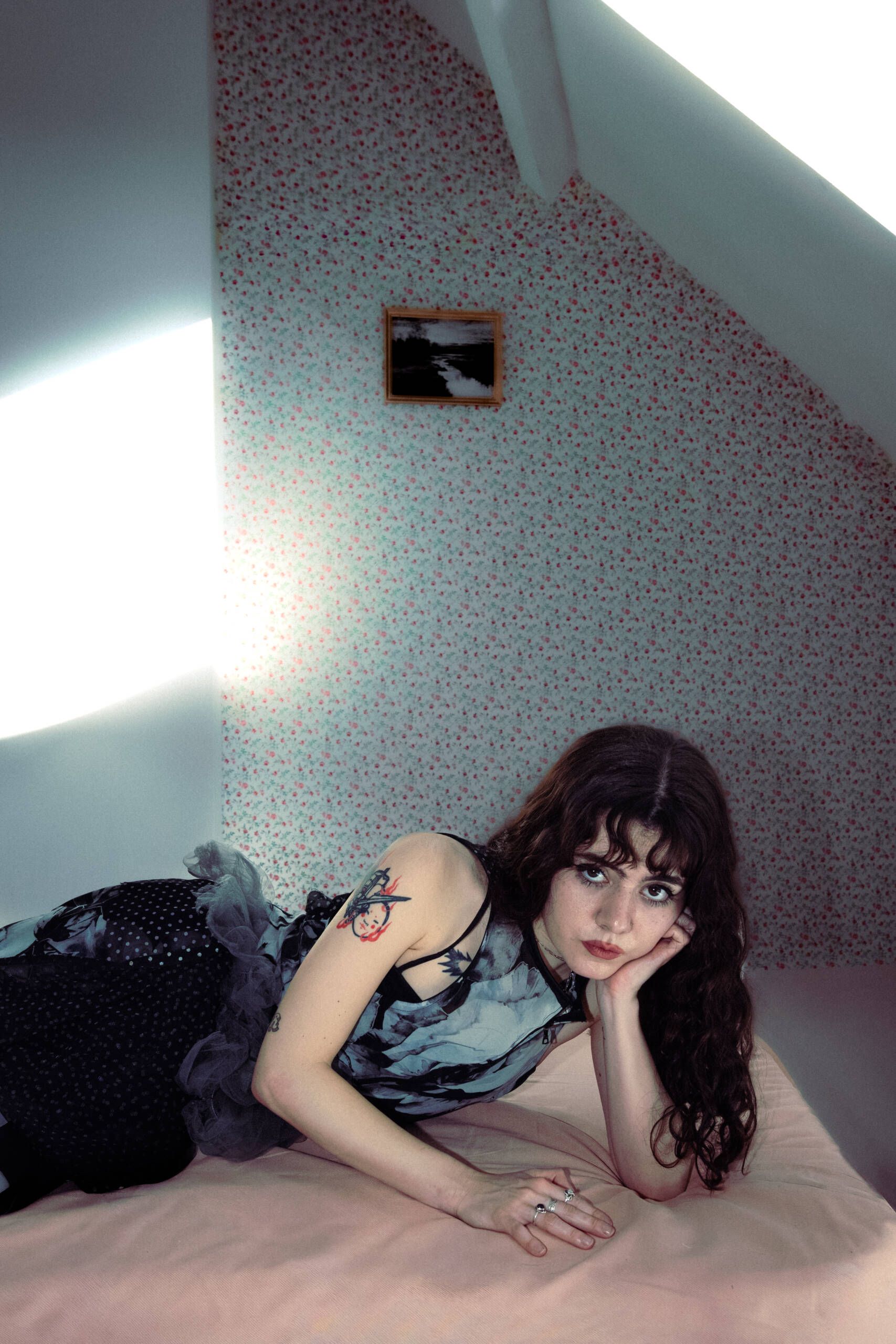 Portrait de Jane et les autres, la chanteuse allongée sur un lit sous une mansarde