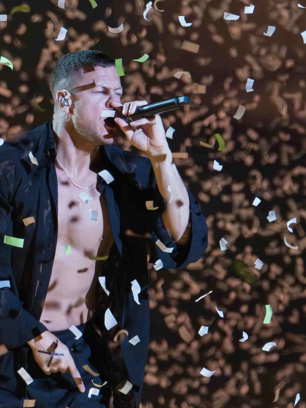 Chanteur d'Imagine Dragons au micro sous une pluie de confettis à Chambord