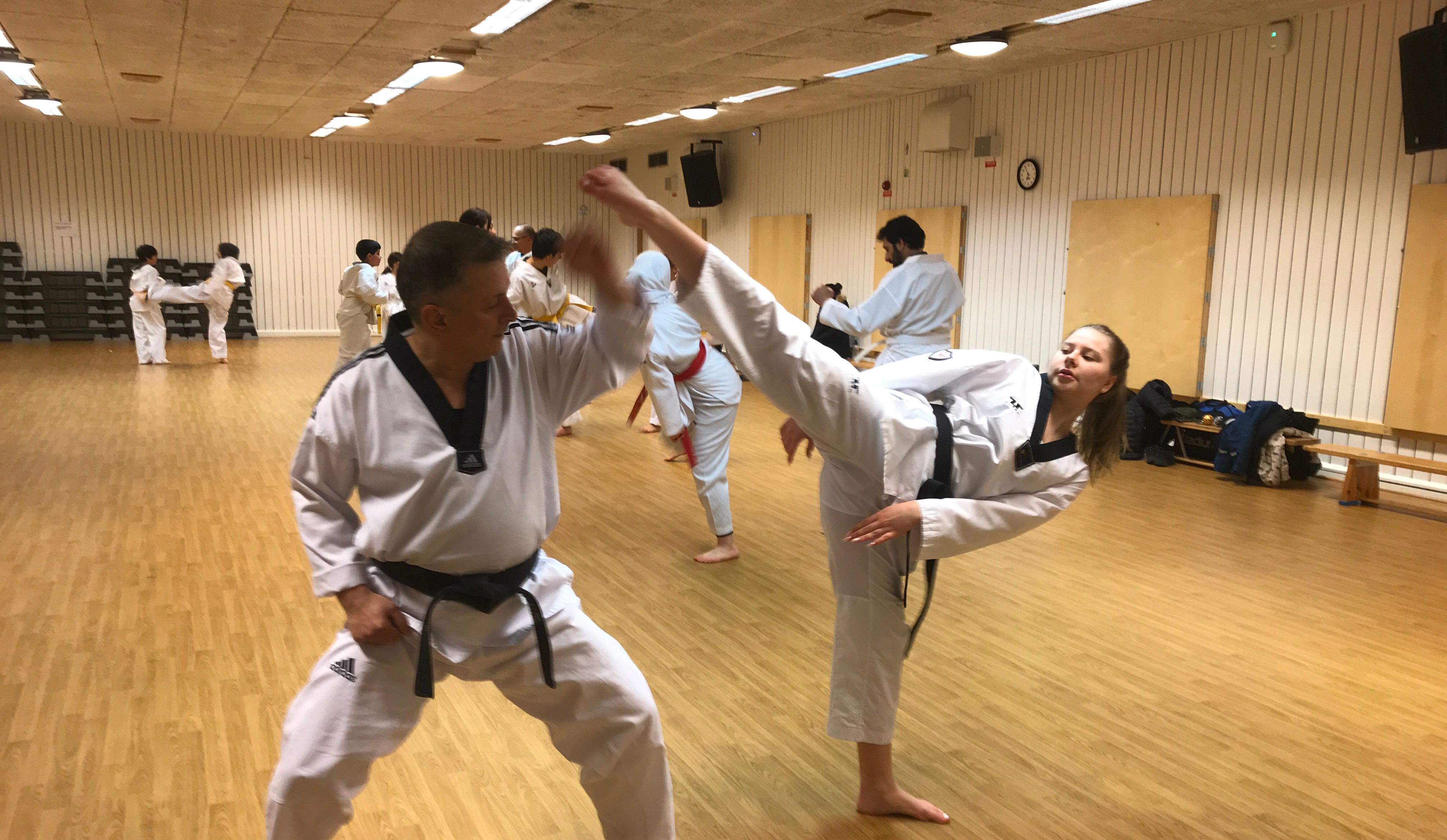 Avan Taekwondo bjuder alla till kamp träningsläger där vi tillsammans kan träna 3 timmars intensiv sparring teknik och taktik med Master David Kliba. David var den första Svensk Mästare på Taekwondo år tillbaka i 80 och 90 talet och är aktiv som tränare i många år.   Alla barn och ungdomar är välkomna från olika taekwondo klubbar att vara med, kostnadsfri. Ha med er alla sparings skydd och utrustningar ni har och mitser, gärna! Datum:  Söndag den 23 februari 2025 kl 10:00 till 13:00  Plats:  Skärholmns idrottshallen - Lillahallen  Bodholmsgången 10,  12748 Skärholmen,  Stockholm  Anmäla er klubbvis till TKDAVAN@gmail.com www.avantkd.se