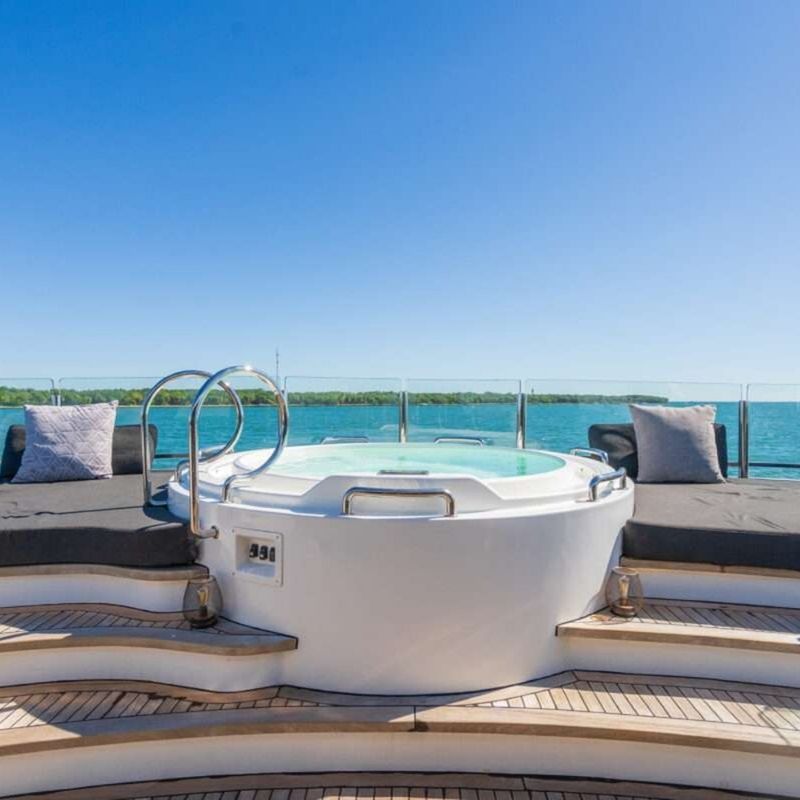 Top 5 Bahamas Yacht Charters with a Jacuzzi