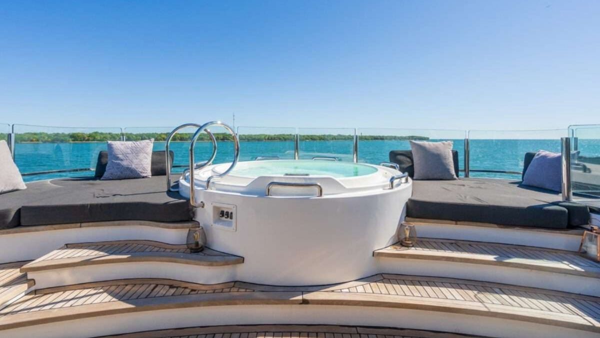Top 5 Bahamas Yacht Charters with a Jacuzzi
