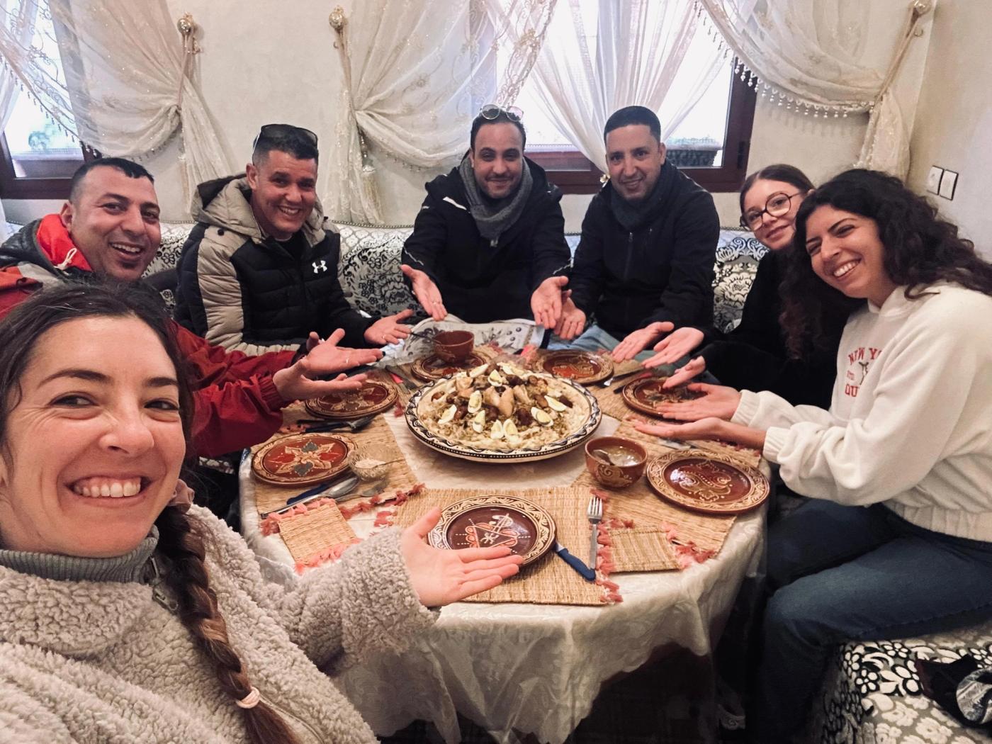 Una comida compartida en torno a un plato marroquí.