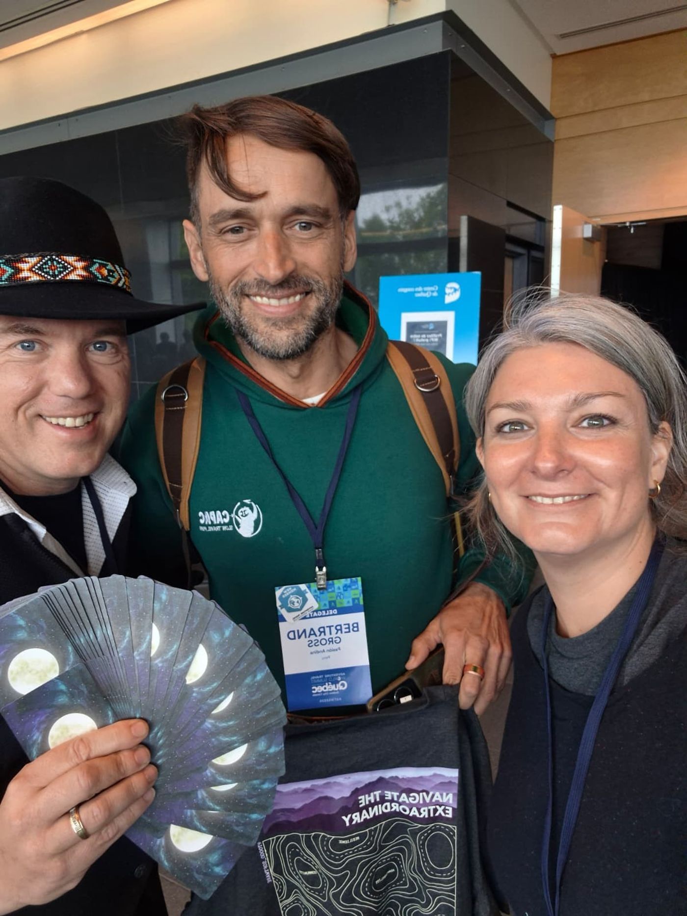 Lucie Gosnet (derecha) con profesionales del viaje en una feria.