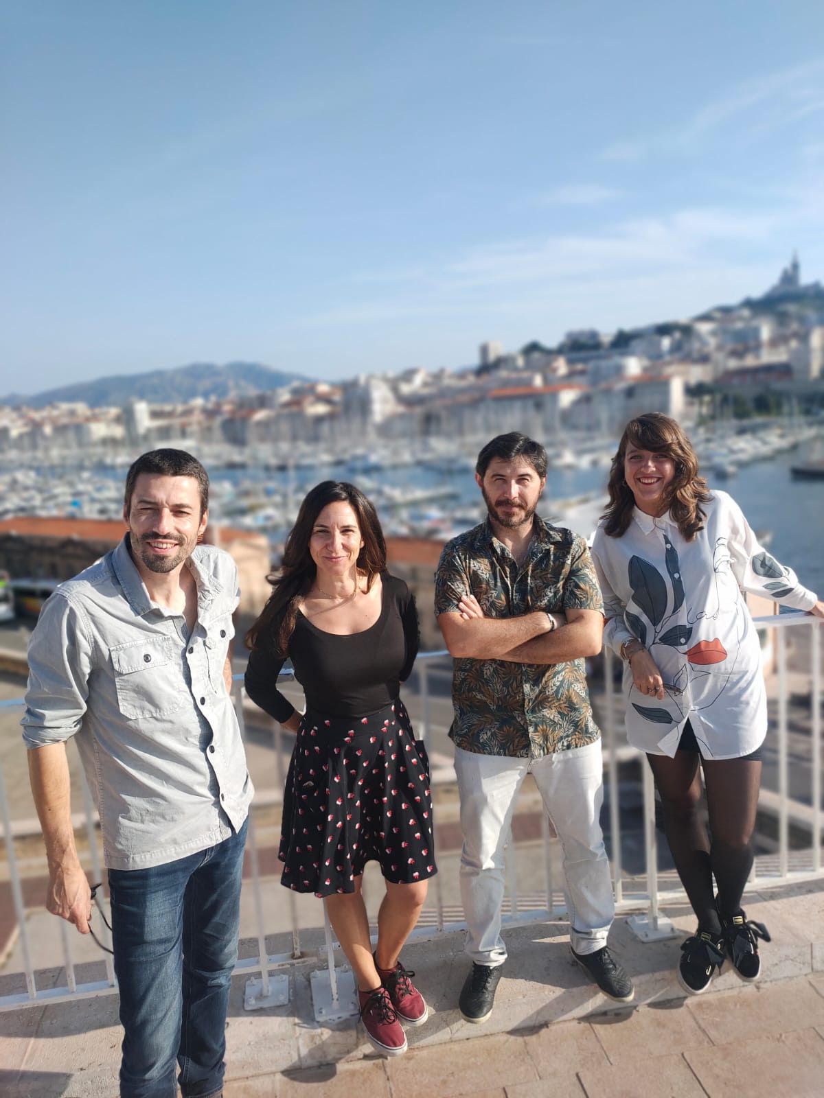 L'équipe de France By locals, sur le Vieux-Port de Marseille.