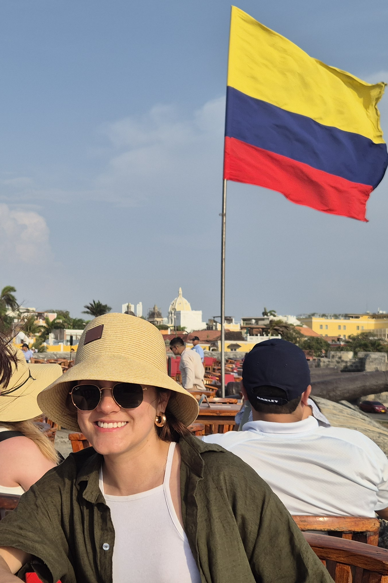 Valentina en Cartagena, bajo la bandera colombiana.