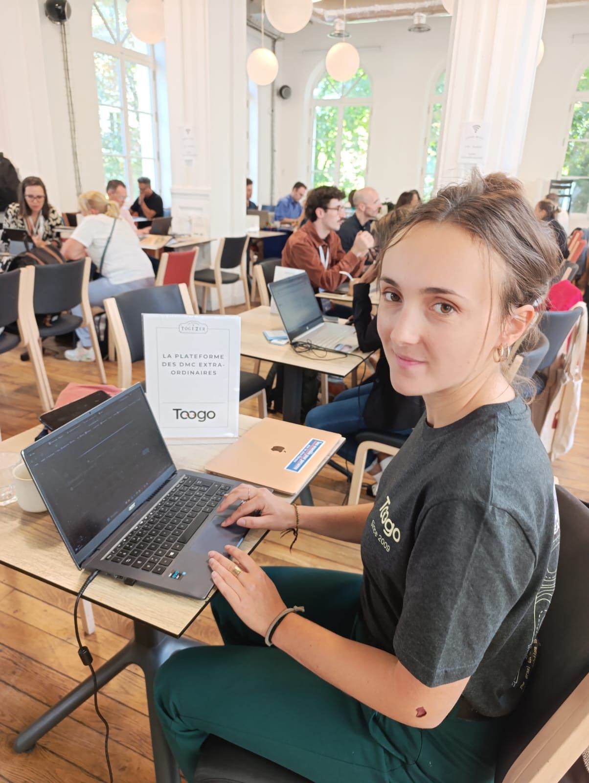 Alice, ingeniera en el equipo de desarrollo de TOOGO, trabajando.
