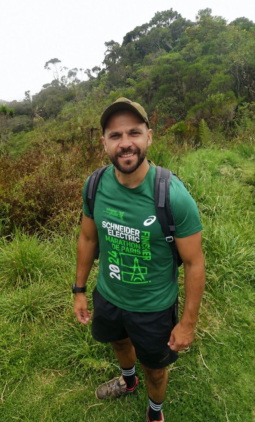Philippe, fondateur d'Immersion Australe, en randonnée dans les hauts de La Réunion.