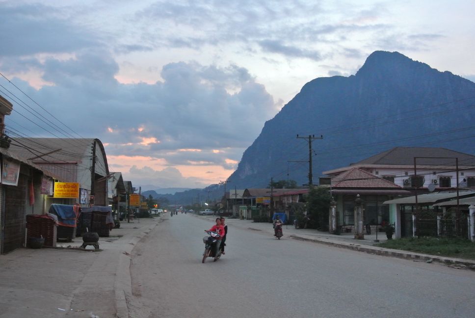 Une moto sur la route, au pied de la chaîne Annamitique, au Laos.