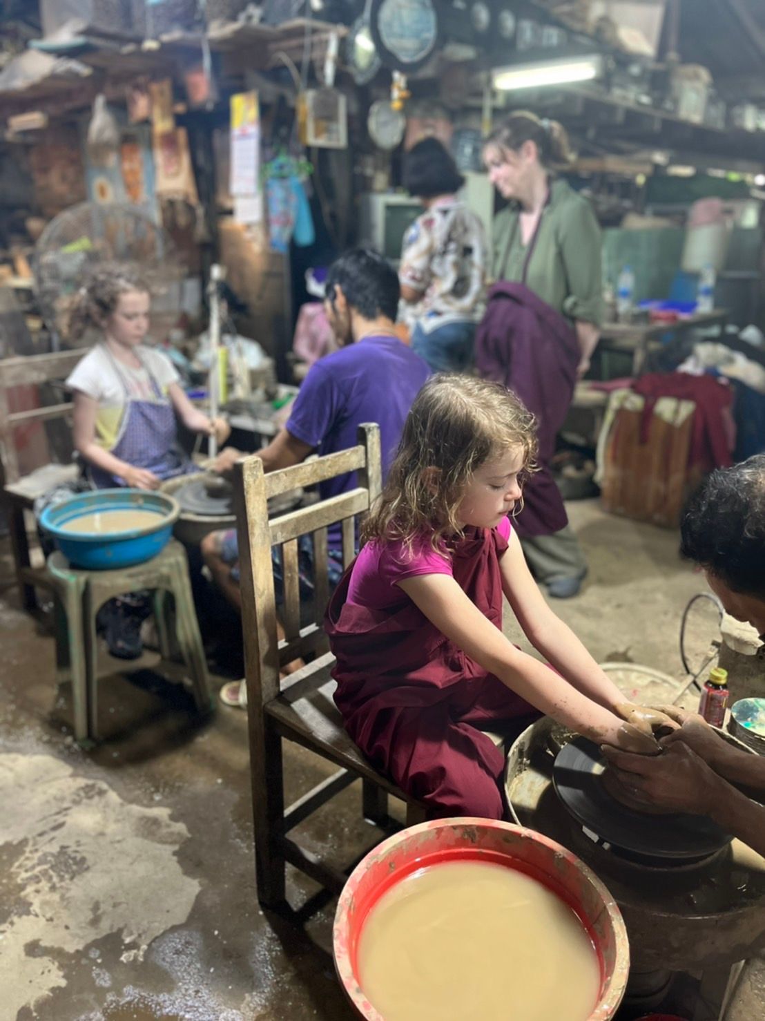 Un taller de alfarería con un artesano local.