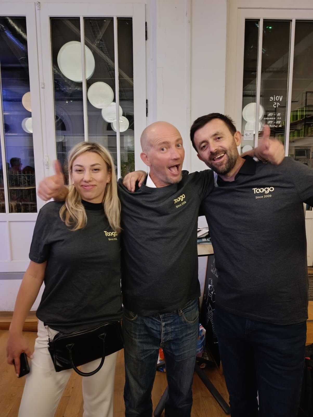 Rostros en camisetas TOOGO: el lado humano del oficio.