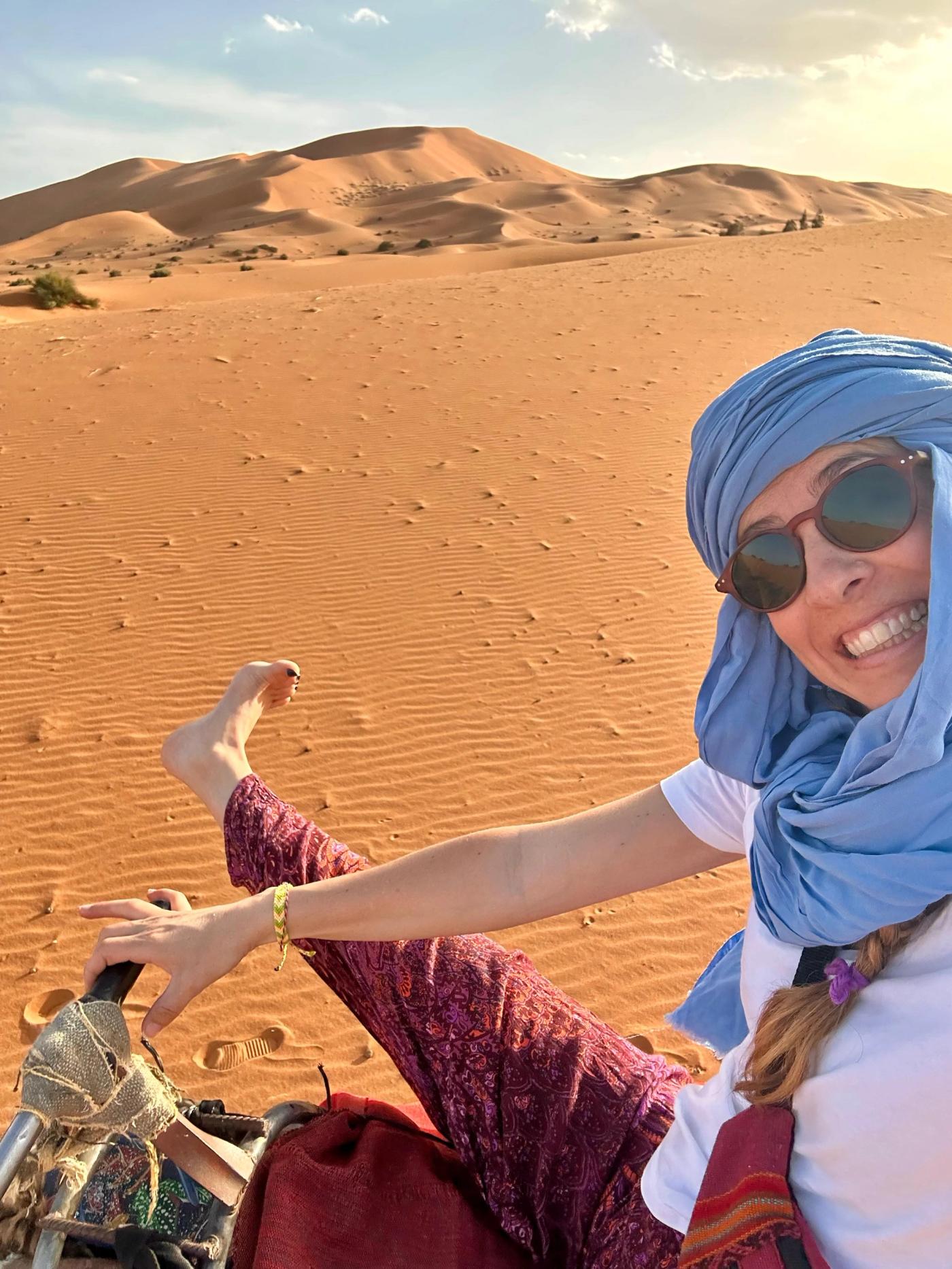 Laura Mauro a lomos de un dromedario, en las dunas del sur de Marruecos.