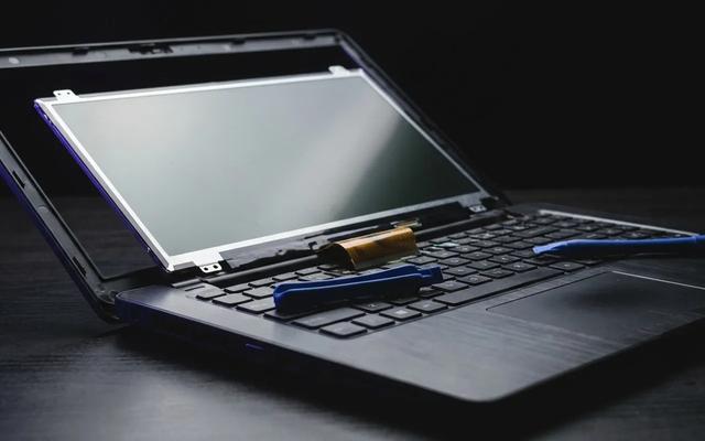 Pantalla de laptop rota: qué se cambia y qué no