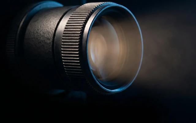 Tu proyector se ve borroso: enfoque, lente y por qué se desalinea