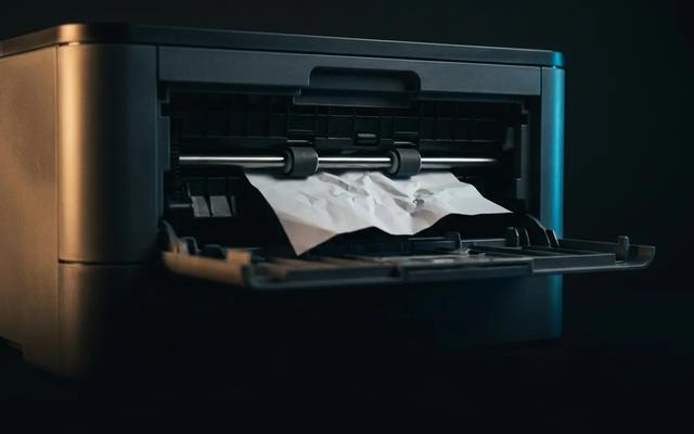 Tu impresora atasca el papel: por qué pasa y cómo sacarlo bien