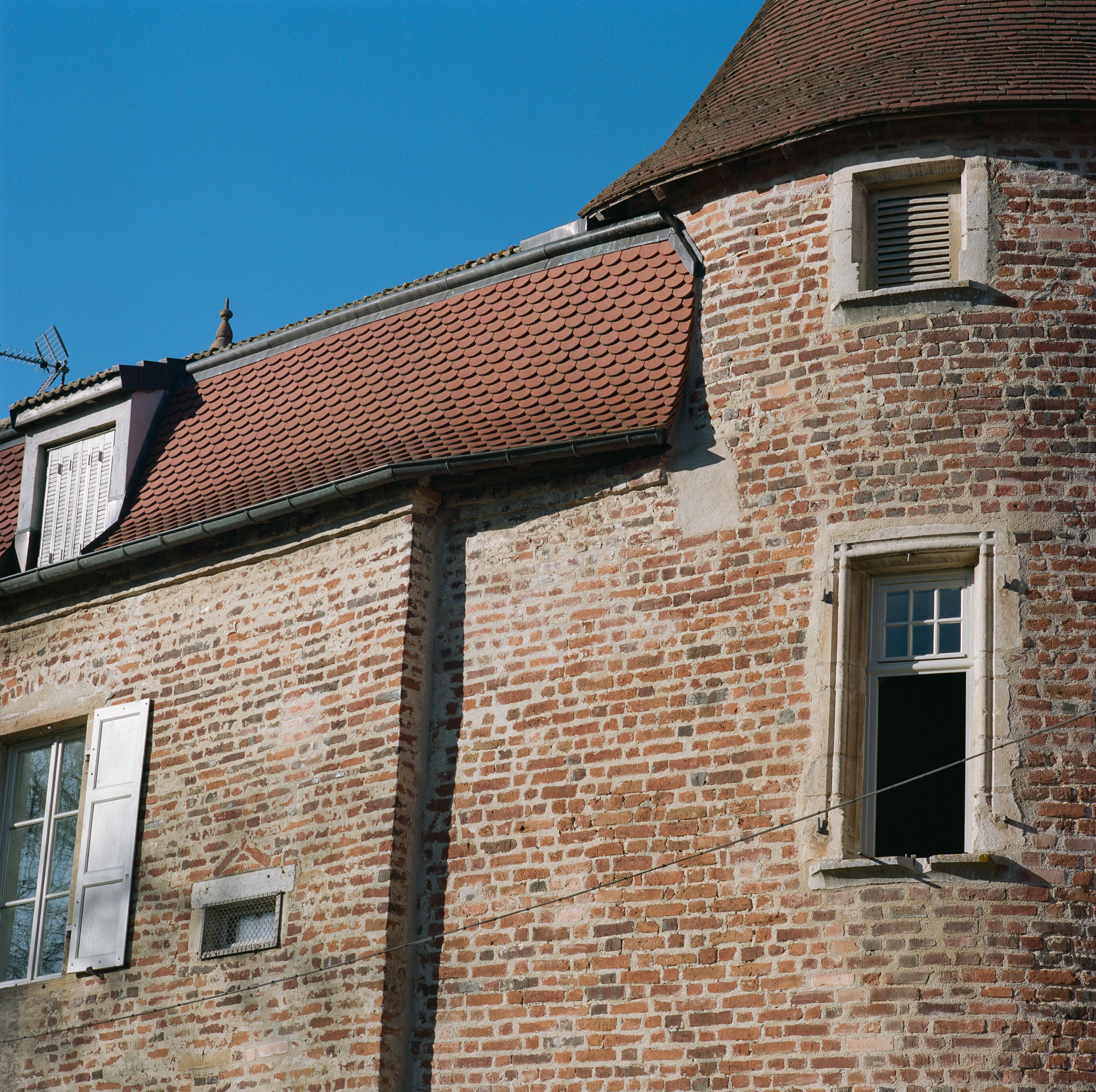 Maison Forte | BUREAUPERRET