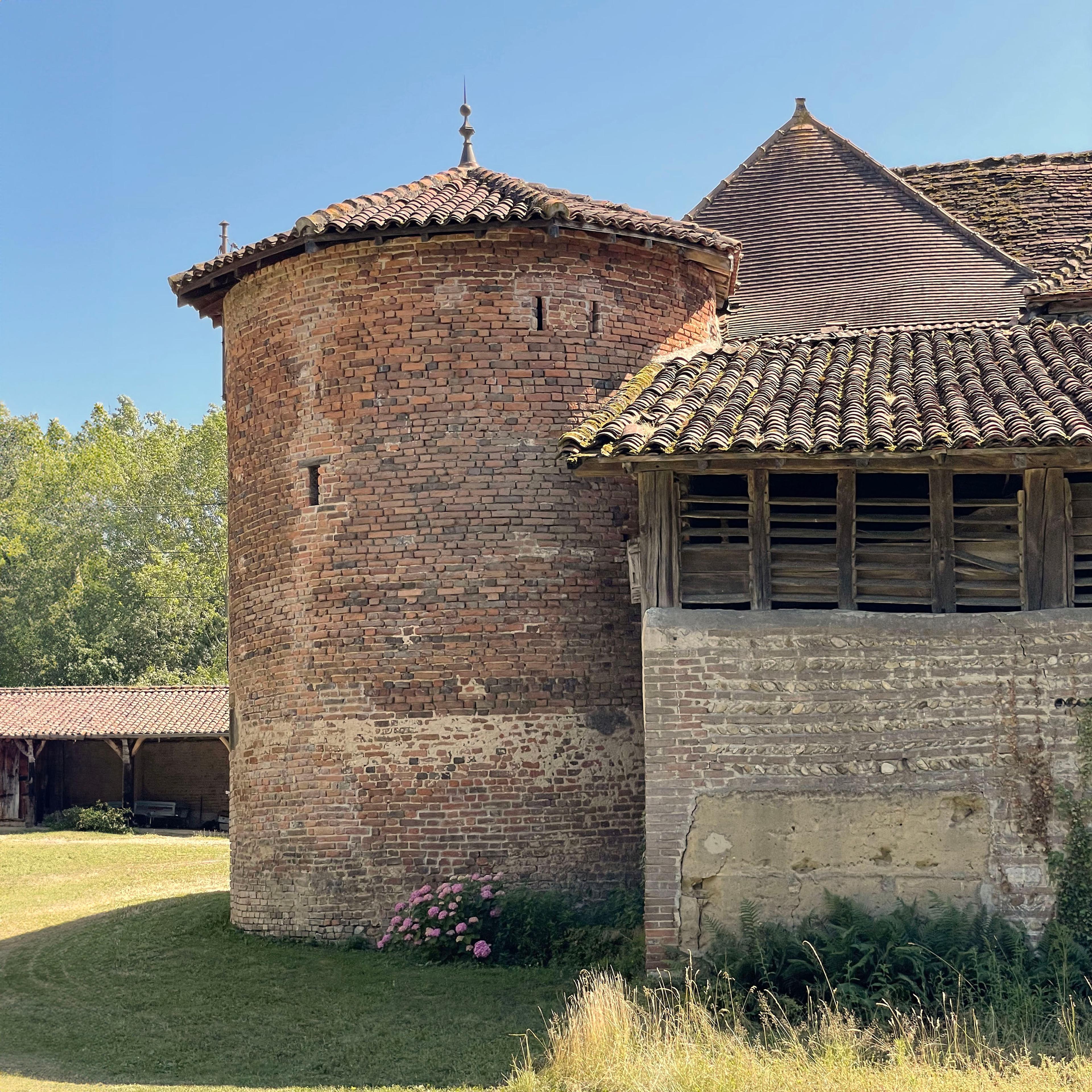 Maison Forte | BUREAUPERRET