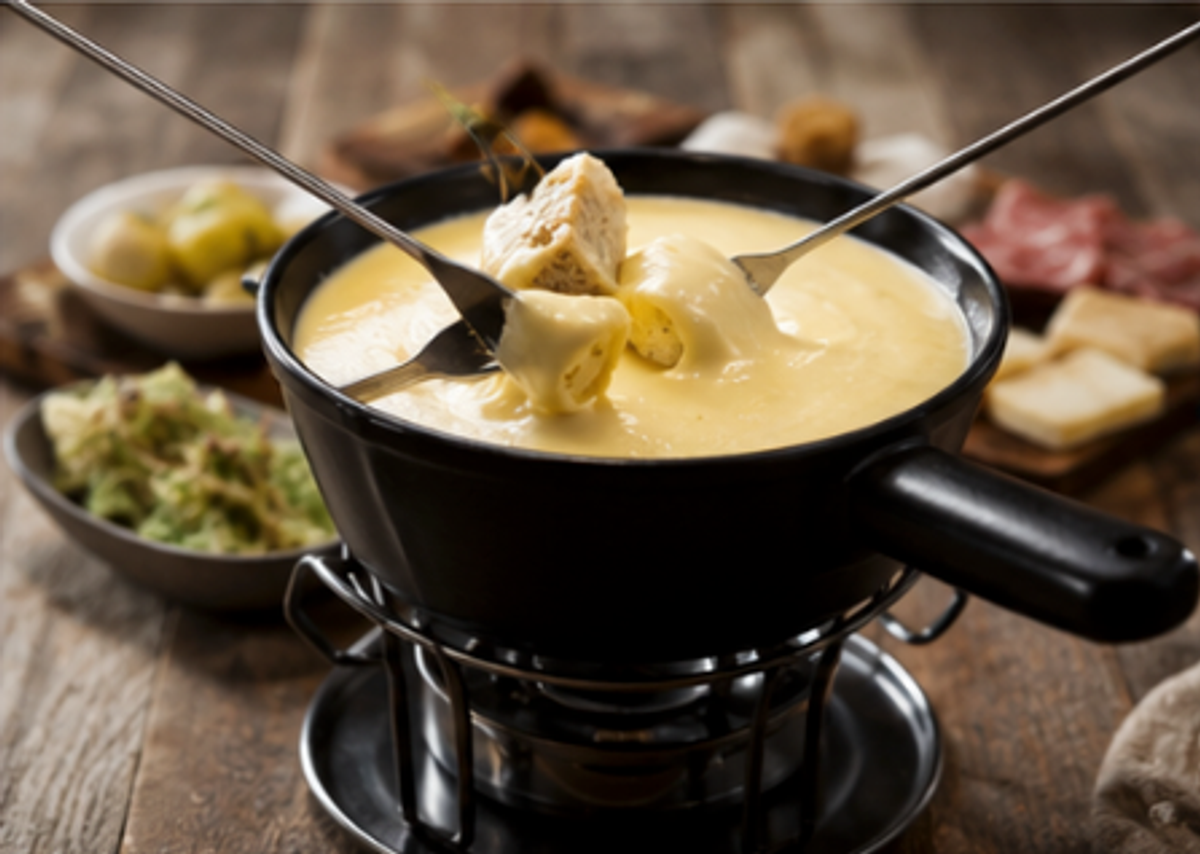 fondue traditionnelle dans un restaurant chalet suisse